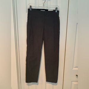Elle stretch pull on, skinny, ankle pant. Kohls Brand. NWT. Size Small. Stretchy